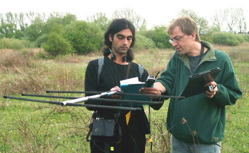 Участники исследования поведения соловьев Rouven Schmidt (слева) и Marc Naguib с аппаратурой для телеметрии. Фото с сайта www.camargue.unibas.ch