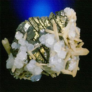 Типичное гидротермальное минералообразование: полупрозрачные кристаллы кальцита и призматические кристаллы кварца растут на сростке кристаллов сфалерита (сернистого цинка) и халькопирита (медного колчедана). Как выяснилось, рудные залежи цинка и свинца образовались очень быстро в результате осаждения солей из гидротермальных растворов. Фото с сайта geo.web.ru