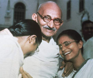 Эволюционная психология может объяснить, почему лидеры-миротворцы мужского пола, подобные Махатме Ганди, представляют собой скорее исключение, чем правило. Фото с сайта cache.eb.com