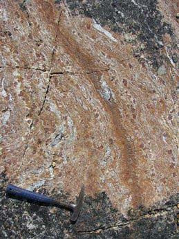 Эти красивые розовато-коричневые камни, состоящие из амфиболов с вкраплениями гранатов, — древнейшие породы Земли. Фото с сайта www.chinadaily.com.cn
