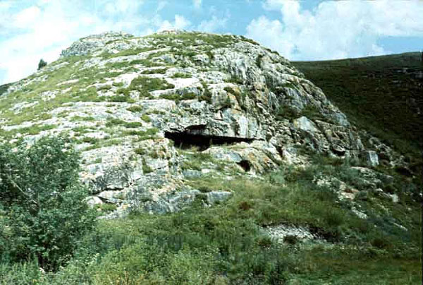 В пещере Окладникова на Алтае 30–40 тысяч лет назад жили неандертальцы. На сегодняшний день это самая восточная из бесспорных неандертальских стоянок, однако не исключено, что неандертальцы проникали и дальше на восток — в Монголию и Китай. Фото с сайта www.archaeology.nsc.ru