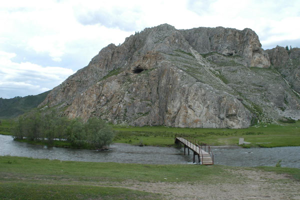 Усть-Каракол — еще одна алтайская пещера, где почти наверняка жили неандертальцы. Правда, человеческих костей там пока не нашли — только каменные орудия