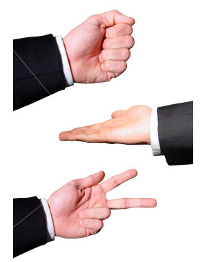 Игра «Камень–ножницы–бумага»: три объекта подобраны так, что из каждой случайно взятой пары объектов один обязательно «побеждает». Изображение с сайта www.deepfun.com