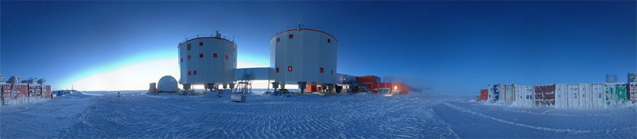 Панорама Европейской международной станции Конкордиа на куполе «C» в Антарктиде. Именно около этой станции проводилось глубинное бурение льда, результаты которого публикуются в недавнем номере Science. Снимок сделан в конце полярной зимы (фото Гийома Дарго (Guillaume Dargaud) с сайта www.gdargaud.net)