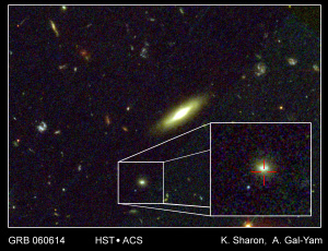 Изображение галактики (показана красным крестиком), в которой произошел «гибридный» гамма-всплеск GRB 060614, сделанное космическим телескопом «Хаббл». Однако вспышки сверхновой «Хаббл» в этом районе, к удивлению астрономов, не обнаружил (изображение с сайта www.physorg.com. Credit: K.Sharon, A.Gal-Yam, Caltech)