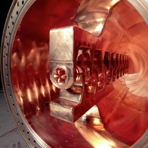 Часть ускорителя UNILAC, в котором в результате бомбардировки ионами магния-26 мишени из кюрия-248 родился дважды магический хассий-270 с периодом полураспада около 22 секунд (фото с сайта focus.aps.org)