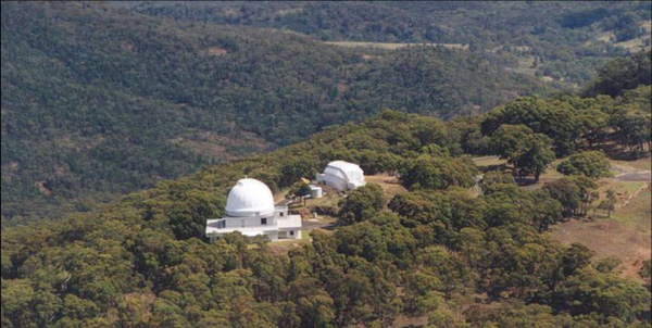 Двухметровый оптический телескоп Фолкеса в Северной Австралии, в обсерватории Сайдинг-Спринг (Siding Spring) в горах Варрамбангл (Warrumbungle). На переднем плане — 1,2-метровый британский телескоп Шмидта (UK Schmidt telescope)