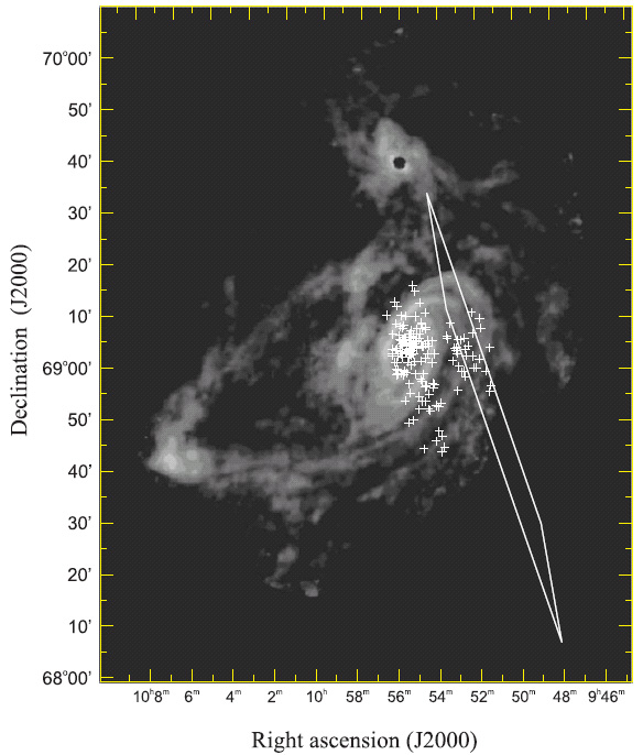 Радиокарта (на волне 21 см) галактики М81 и ее ближайших окрестностей. Крестиками обозначены рентгеновские источники. Ромб обозначает область локализации всплеска согласно межпланетной сети (IPN). Изображение из обсуждаемой статьи D. D. Frederiks et al. (astro-ph/0609544)