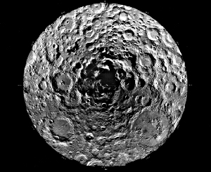 Кратер Шеклтона на Южном полюсе Луны — одно из возможных мест будущего падения зонда LCROSS (фото с сайта www.transformspace.com)