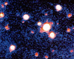 Квазар 3C275 (самый яркий объект вблизи центра снимка). Расстояние до него составляет 7 миллиардов световых лет. Изображение с сайта www.college.ru/astronomy