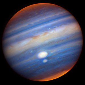 Юпитер с двумя самыми известными вихрями в Солнечной системе. Снимок сделан 13 июля 2006 года в ближней инфракрасной области электромагнитного диапазона на обсерватории Gemini при помощи системы адаптивной оптики ALTAIR. Фото с сайта www.universetoday.com