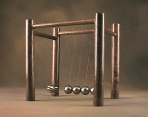 Классическая «Колыбель Ньютона». Увидеть ее в действии можно здесь (изображение с сайта physicsweb.org)