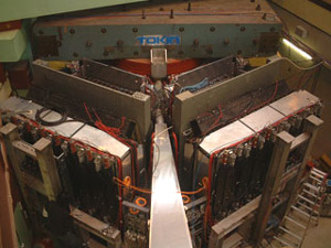 Результаты эксперимента E325 на японском ускорителе KEK доказывают, что масса мезонов внутри ядер уменьшается (изображение с сайта scphys.kyoto-u.ac.jp)