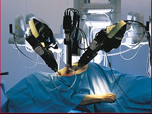 Робот da Vinci Surgical System в действии (фото с сайта robosapiens.mit.edu)