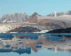 Айсберги, откалывающиеся от ледника Кангерлуссуак в восточной Гренландии (фото J.A. Dowdeswell с сайта www.newscientist.com)