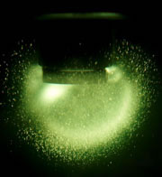 Не исключено, что свет, порожденный в процессе сонолюминесценции в дейтериевых жидкостях, несет в себе и отпечаток термоядерной реакции (изображение с сайта www.nature.com)