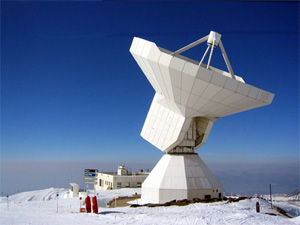 30-метровый телескоп IRAM, расположенный на пике Велета (Pico Veleta, 2850 м) на юге Испании (фото с сайта www.mpg.de)