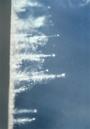 Аэрогель после тестового обстрела частицами на Земле в процессе подготовки миссии Stardust (фото: JPL)