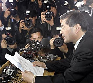 Профессор У Сук Хван приносит извинения за допущенные нарушения норм биоэтики и объявляет об уходе в отставку с официальных постов в Сеульском университете (фото с сайта wikipedia.org)