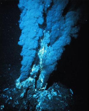 Глина, окружающая гидротермальные трубки вроде этого «черного курильщика», представляет собой размытую вулканическую лаву (фото с сайта dsc.discovery.com)