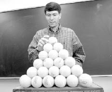 Томас Хейлс (Thomas Hales) из Мичиганского университета демонстрирует решение задачи Кеплера о наиболее плотной укладке шаров в пространстве, которая ждала своего решения с 1611 года (фото с сайта www.umich.edu)
