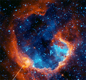 Изображение туманности RCW 79 по данным инфракрасного телескопа «Спитцер» на волне 8 мкм (оранжевый), и обзора SuperCOSMOS в линии H-alpha (голубой). Поперечник туманности около 13 парсек. Стрелка отмечает вторичную область HII. Изображение с сайта www.oamp.fr
