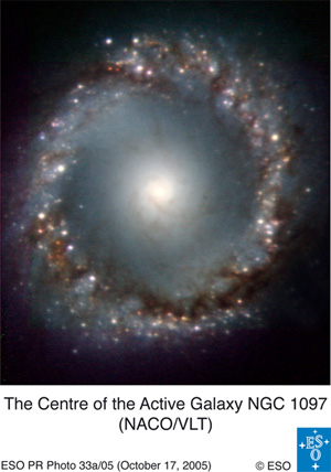 Снимок центральной части галактики NGC 1097 (диаметр снятой области — примерно 5500 световых лет). Фото с сайта www.eso.org