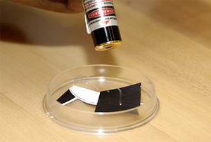 Пучки нанотрубок, нагреваемые лазерным лучом, взрываются подобно крохотным кассетным бомбам (фото с сайта www.udel.edu)