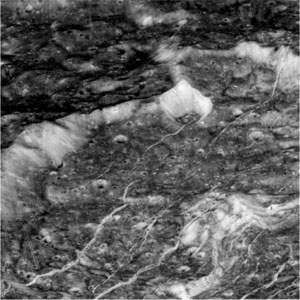 Острые ледяные скалы на поверхности Дионы говорят о непрекращающейся тектонической активности. Снимок сделан 11 октября с расстояния 5506 км (фото с сайта www.newscientistspace.com)