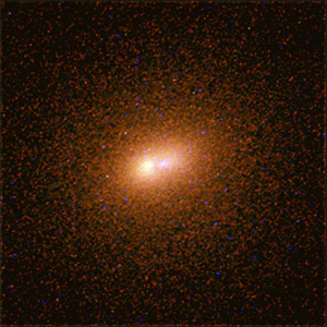 Ядро галактики M31 (снимок сделан камерой WFPC2 орбитального телескопа «Хаббл»). Астрономы считают, что два ярких объекта в центре снимка — это кольцо красных гигантов и диск из голубых звезд (фото с сайта hubblesite.org)