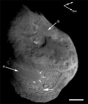 Изображение составлено из снимков, сделанных ударной частью зонда Deep Impact в процессе его приближения к комете Tempel 1, приведенных к единому масштабу. Наиболее подробно виден район столкновения (нижняя большая стрелка) — его снимки получены за 4 секунды до столкновения с высоты всего несколько метров. Стрелки a и b показывают на большие плоские области; область a возвышается над окружающей поверхностью, изрытой кратерами (это видно по тому, что ее край, обозначенный маленькими стрелками, освещен Солнцем). Две стрелки вверху показывают направление на Солнце и ось вращения кометы. Длина масштабной полосы 1 км (изображение с сайта deepimpact.jpl.nasa.gov)