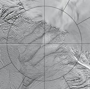 На этой фотографии хорошо видны четыре «тигриных полосы», из которых бьют фонтаны Энцелада (фото с сайта www.newscientistspace.com)