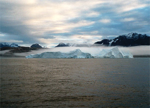 Залив Кангерлуссуак. На переднем плане — 600-метровый айсберг (фото с сайта www.union.edu)