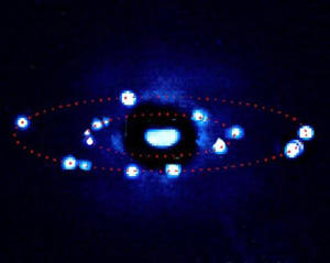 На этом снимке, составленном из данных за 9 дней наблюдений, хорошо видны орбиты большого и малого спутников астероида (фото с сайта www.newscientistspace.com)