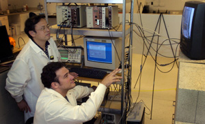 Двое исследователей из Университета Пердью пытаются доказать, что реакция термоядерного синтеза с помощью ультразвука возможна (фото с сайта perdue.edu)