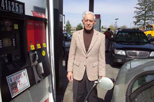 В ближайшие годы профессору Пиментелу придется заправлять свою машину топливом, полученным из нефтепродуктов (фото с сайта www.news.cornell.edu)