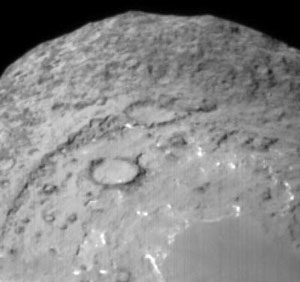 Как и ожидалось, поверхность кометного ядра испещрена кратерами (фото с сайта www.newscientistspace.com)