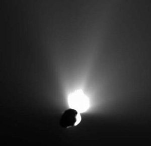 Столкновение ударной части зонда Deep Impact с кометой вызвало мощную вспышку (фото с сайта www.physorg.com)