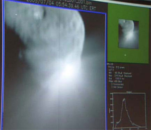 Момент удара (кадры переданы с борта главной части Deep Impact). Фото с сайта www.newscientistspace.com