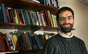 Профессор Иллинойского университета Захруи Чайеб (Sahraoui Chaieb) создал гибкие кремниевые нанотрубки, которые могут использоваться в качестве катализаторов, управляемых лазерных резонаторов и деталей для нанороботов (фото с сайта www.uiuc.edu)