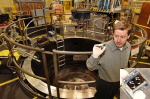 Исследователь из Национальной лаборатории «Сандия» Маркус Кнудсон на фоне Z-машины; он держит в руке (крупным планом в правом нижнем углу) выстреливаемый «снаряд» (flyer plate). Фото с сайта www.physorg.com
