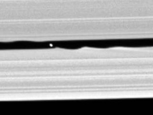 Луна S/2005 S1 оставляет за собой хорошо видимый гравитационный «бурун» на ближайших участках кольца А (фото с сайта www.physorg.com)