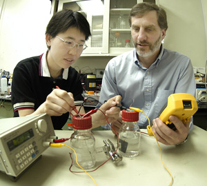 Брюс Логан (справа) и его микробный топливный элемент (фото с сайта www.psu.edu)
