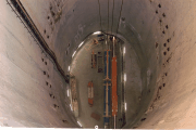 Первый супермагнит для Большого адронного коллайдера (LHC) опускается в туннель ускорителя. Фото: CERN, Maximilien Brice